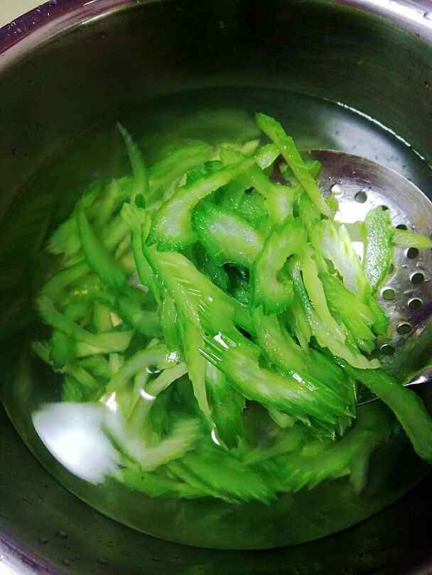 芹菜炒香肠步骤4