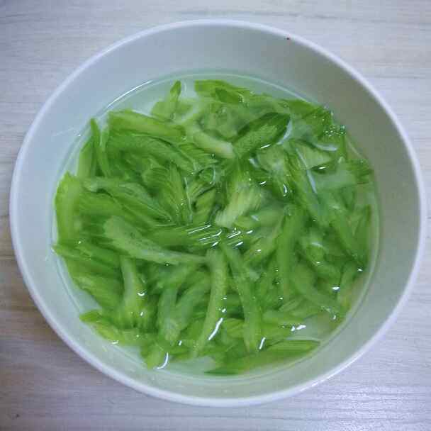 芹菜炒香肠步骤5