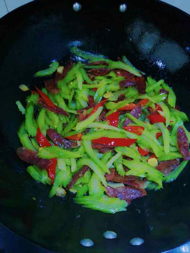 芹菜炒香肠步骤10