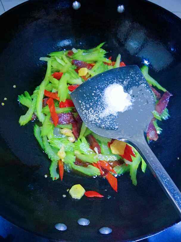 芹菜炒香肠步骤9