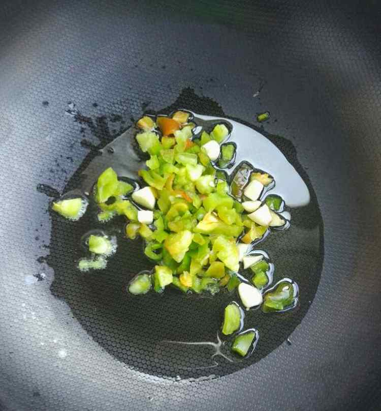 香干芹菜炒香肠步骤3