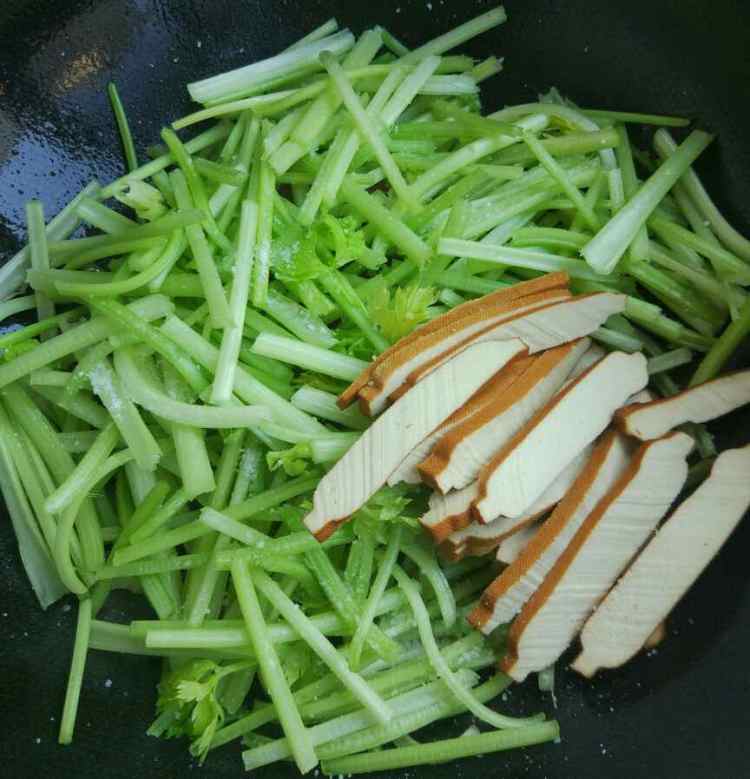 香干芹菜炒香肠步骤5