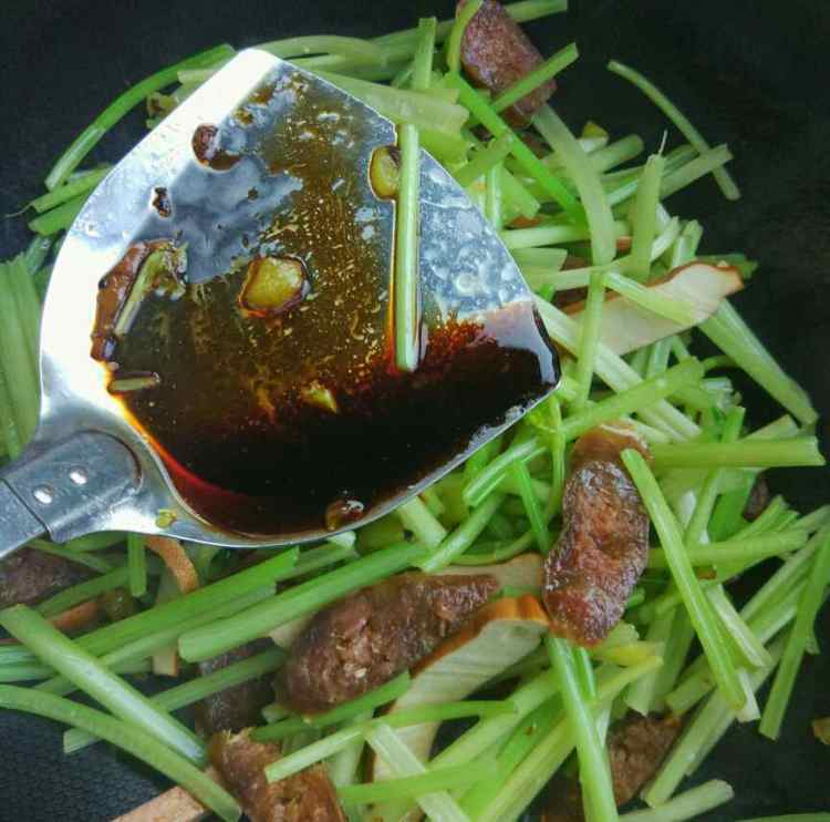 香干芹菜炒香肠步骤6
