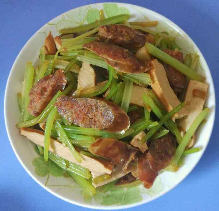 香干芹菜炒香肠步骤8
