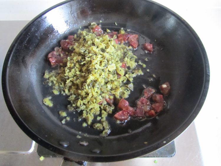 雪菜香肠炒米饭步骤3