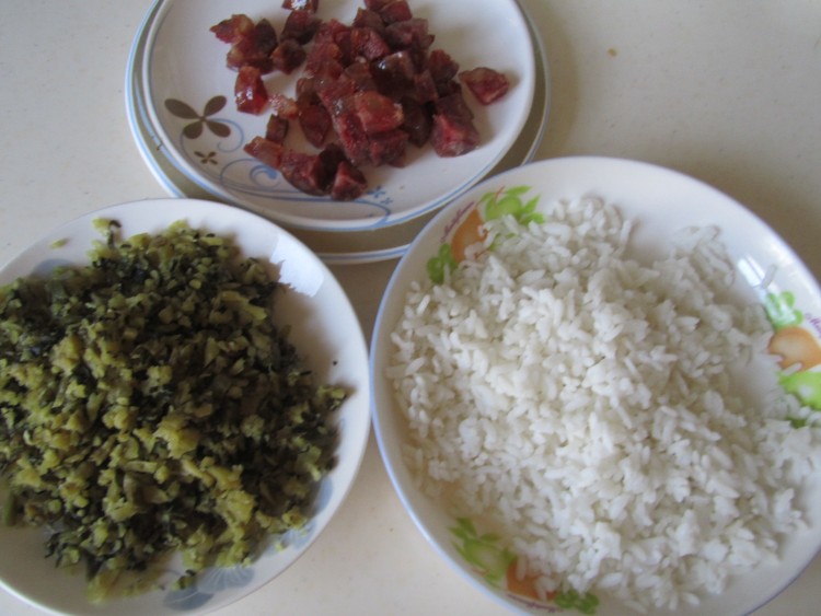 雪菜香肠炒米饭步骤1