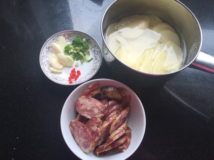 干锅土豆香肠片步骤3