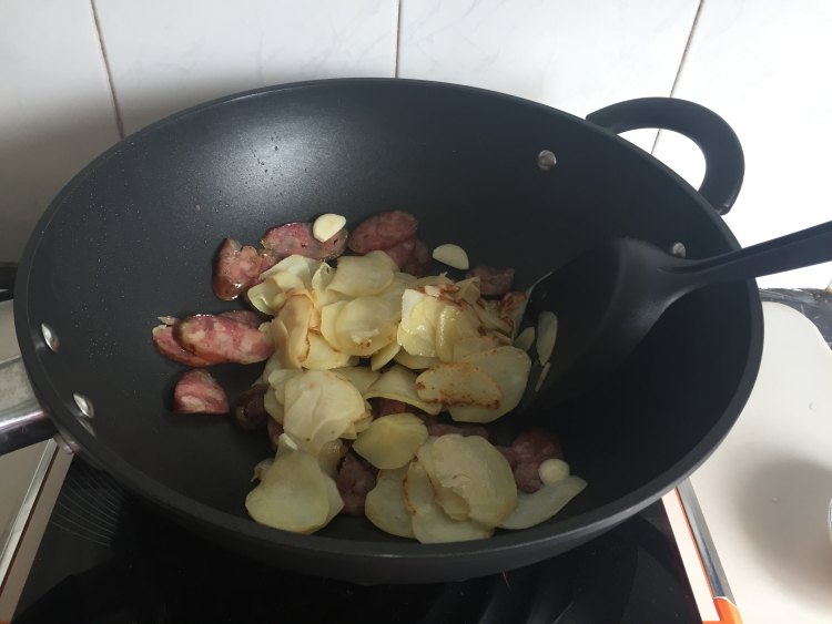 干锅土豆香肠片步骤6