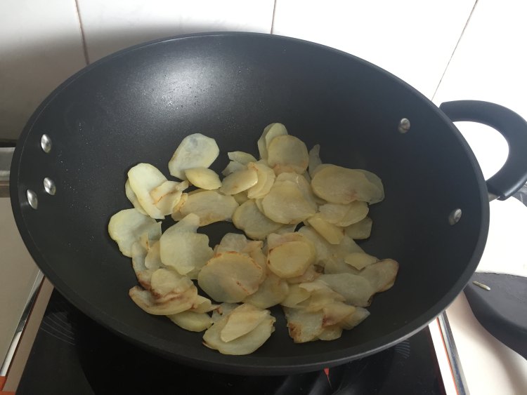 干锅土豆香肠片步骤4