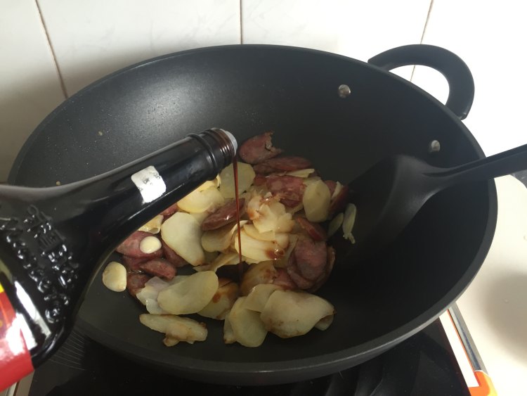 干锅土豆香肠片步骤7