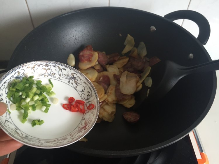 干锅土豆香肠片步骤8