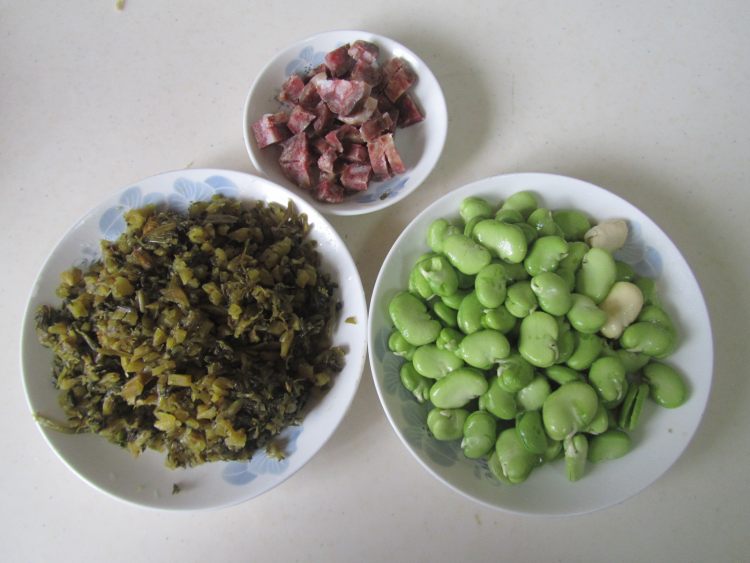 香肠雪菜炒蚕豆米步骤1