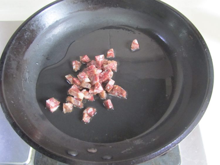 香肠雪菜炒蚕豆米步骤3