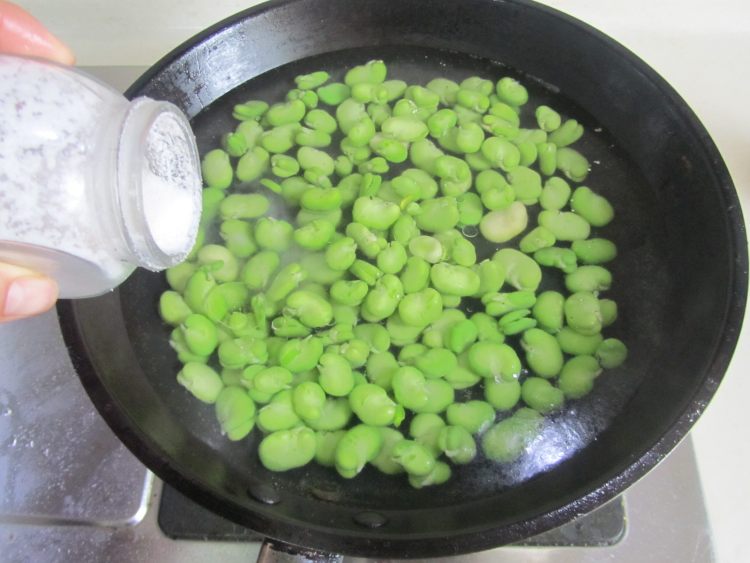 香肠雪菜炒蚕豆米步骤2