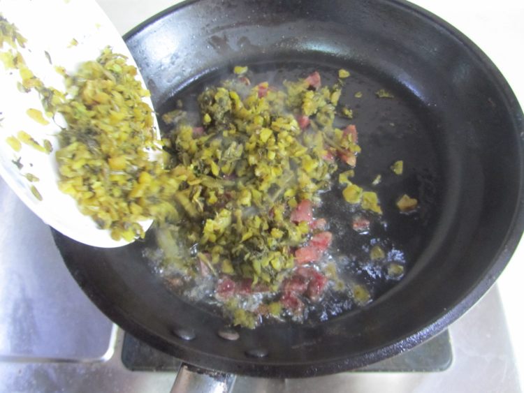 香肠雪菜炒蚕豆米步骤4