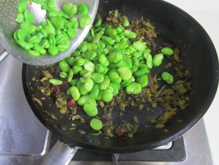 香肠雪菜炒蚕豆米步骤6