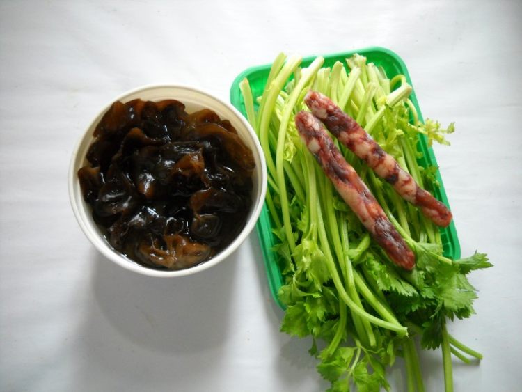 药芹木耳烩香肠步骤1
