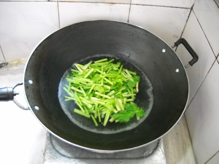 药芹木耳烩香肠步骤3
