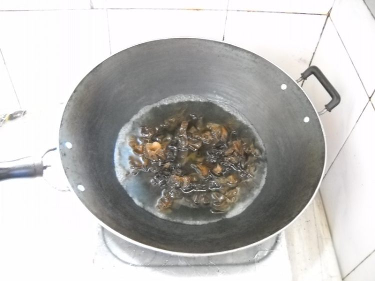 药芹木耳烩香肠步骤4
