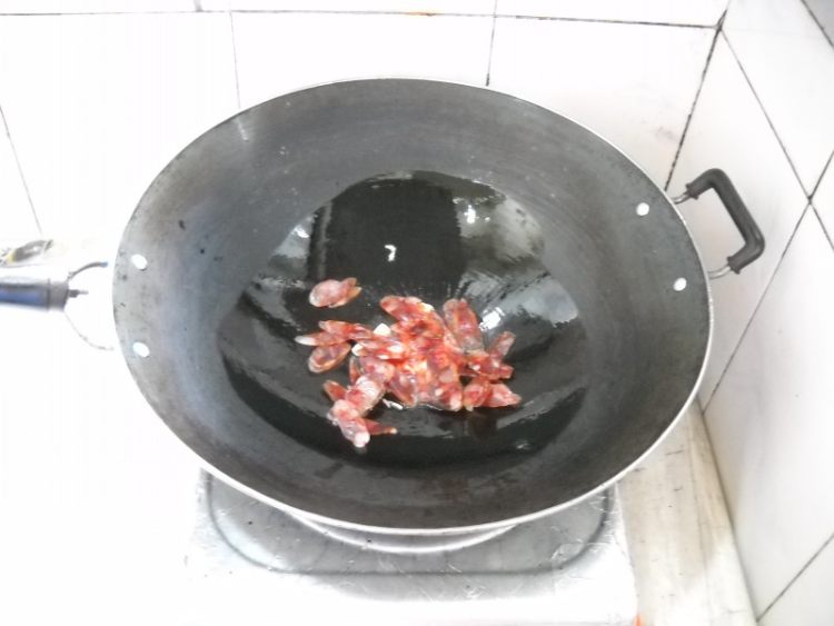 药芹木耳烩香肠步骤6