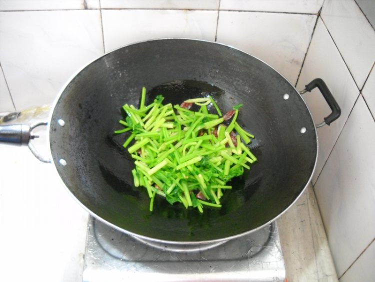 药芹木耳烩香肠步骤7