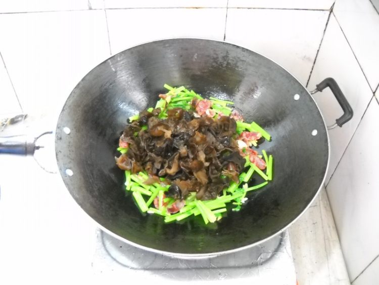 药芹木耳烩香肠步骤8