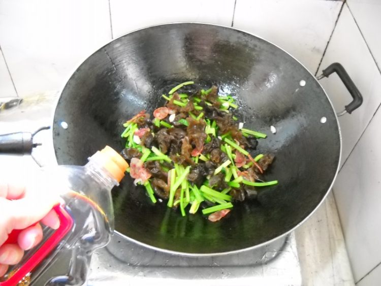 药芹木耳烩香肠步骤10