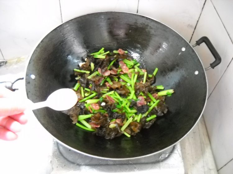 药芹木耳烩香肠步骤9