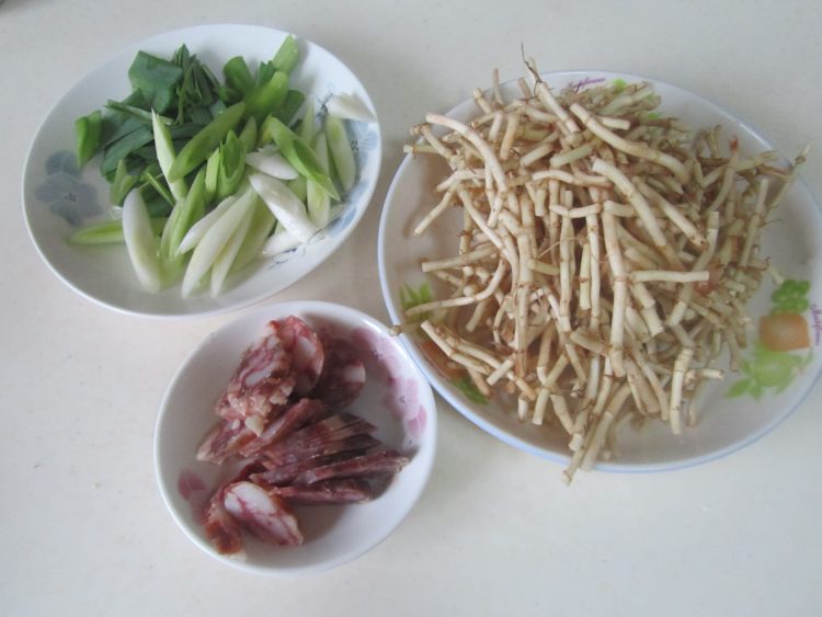 香肠炒折耳根步骤1