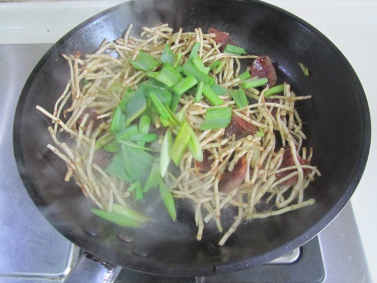 香肠炒折耳根步骤6