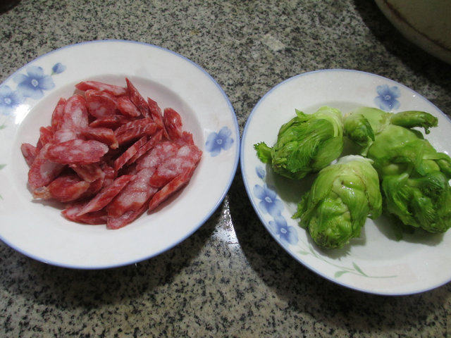 香肠炒儿菜步骤1