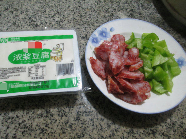 尖椒香肠豆腐步骤1