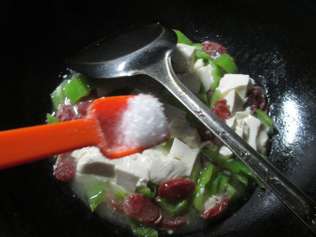 尖椒香肠豆腐步骤7