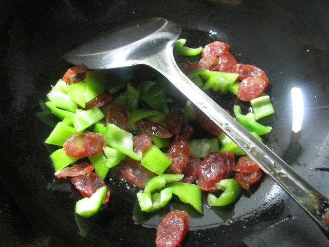 尖椒香肠豆腐步骤4