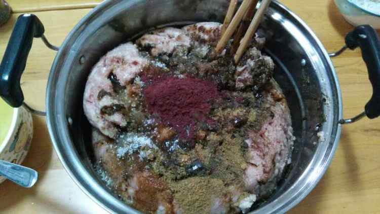 自制黑椒脆皮肠步骤3