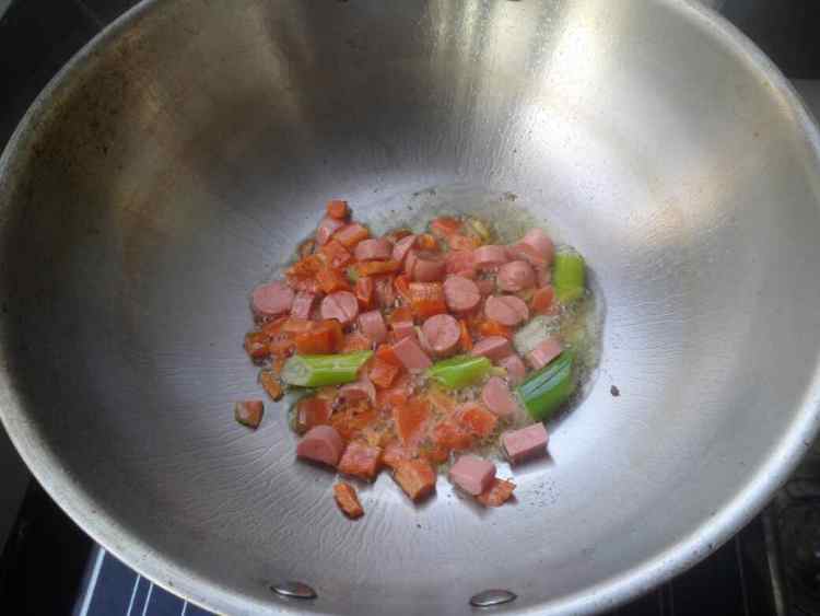香肠炒豌豆胡萝卜步骤5