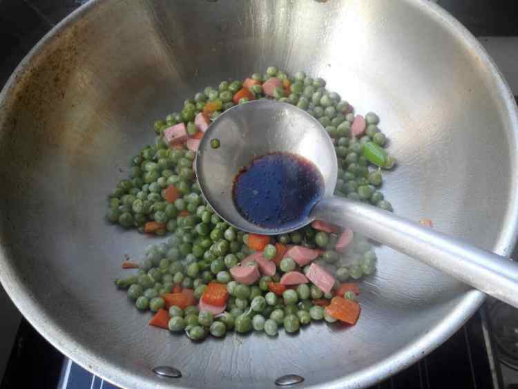 香肠炒豌豆胡萝卜步骤7