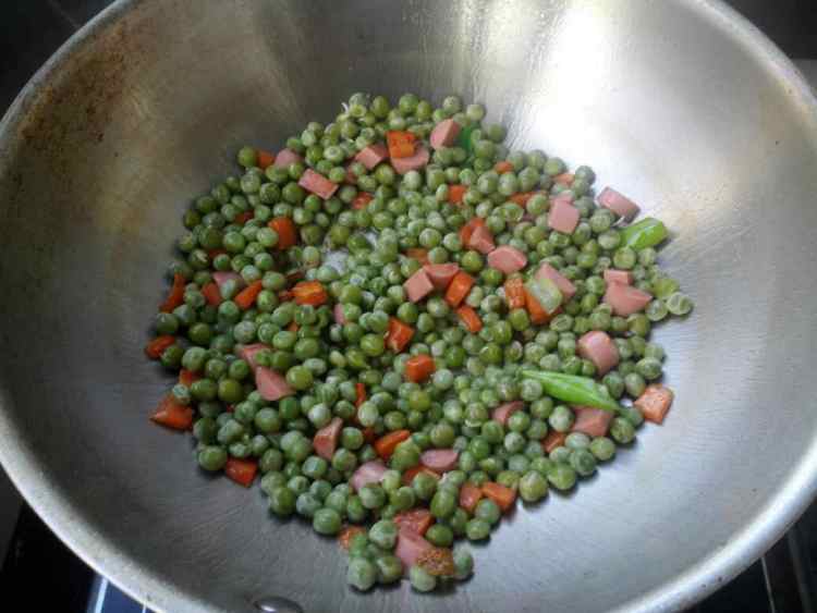 香肠炒豌豆胡萝卜步骤6