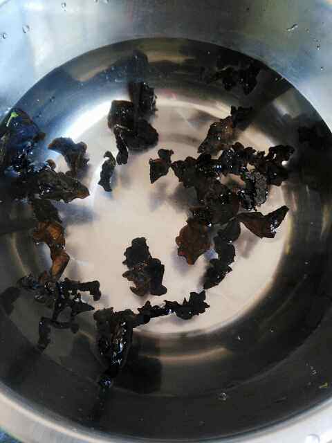 花菜木耳炒香肠步骤2