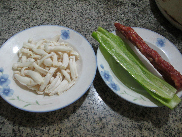 尖椒白玉菇炒香肠步骤1