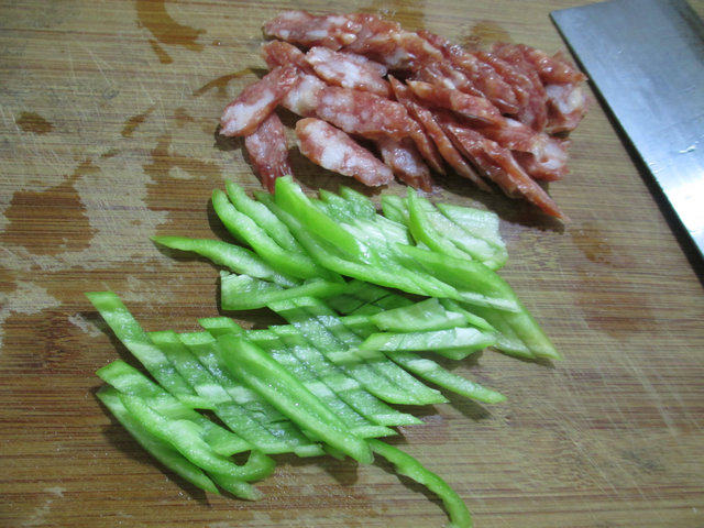 尖椒白玉菇炒香肠步骤2