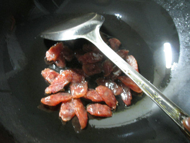 尖椒白玉菇炒香肠步骤3