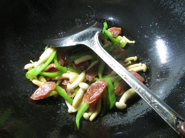 尖椒白玉菇炒香肠步骤7