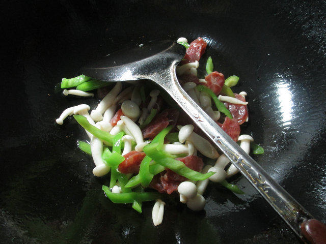 尖椒白玉菇炒香肠步骤4