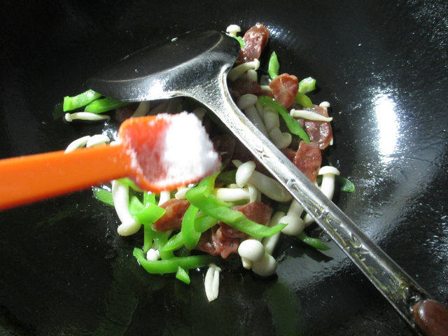 尖椒白玉菇炒香肠步骤6