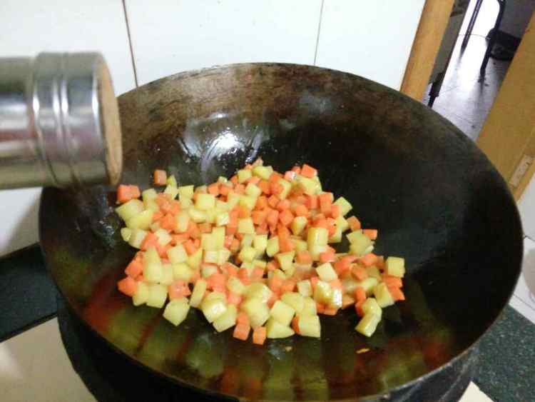 香肠煲仔饭步骤3