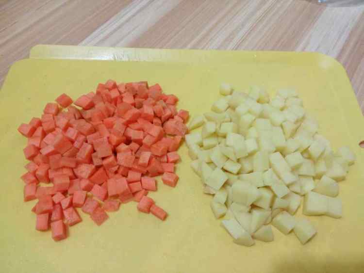 香肠煲仔饭步骤1