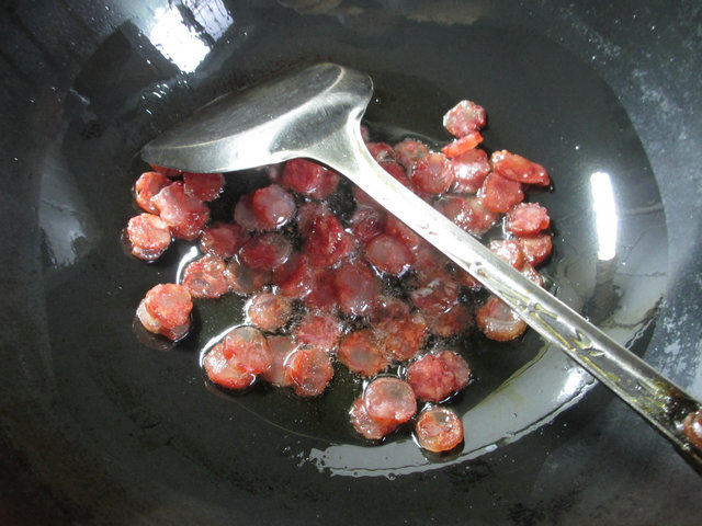 香肠蚕豆炒饭步骤2