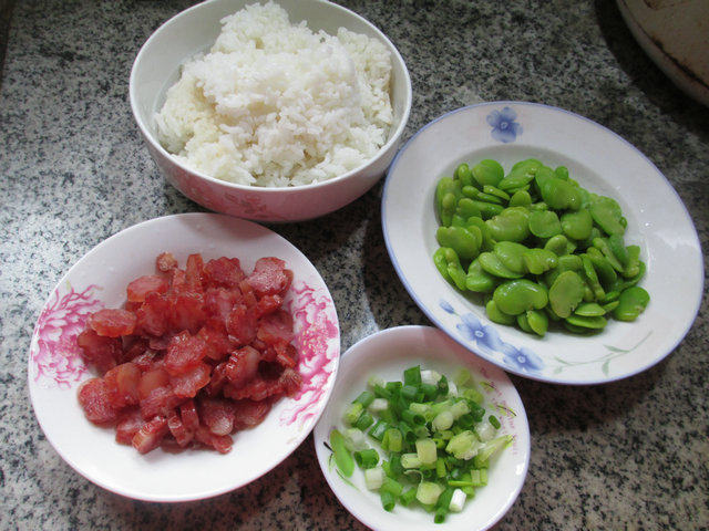 香肠蚕豆炒饭步骤1