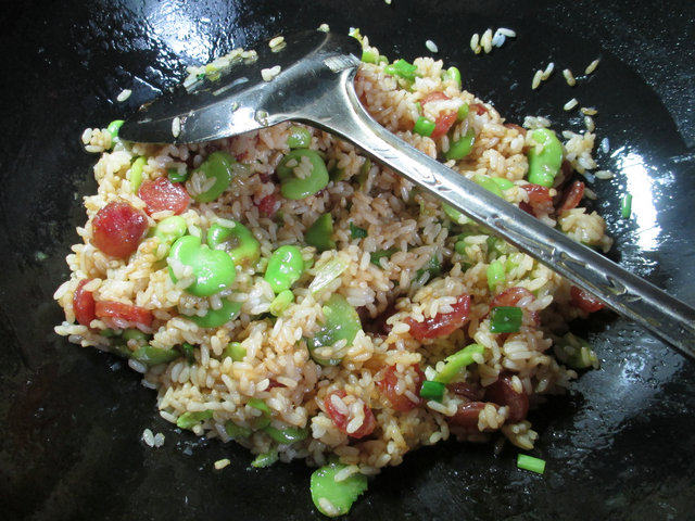 香肠蚕豆炒饭步骤8